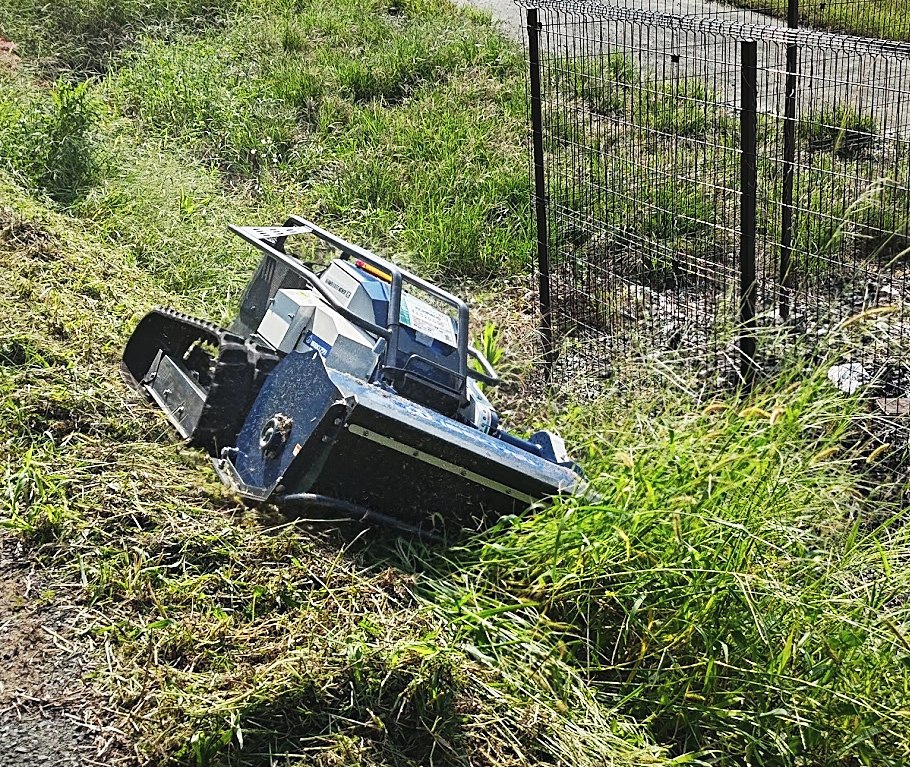 法面を刈るラジコンモアの作業風景